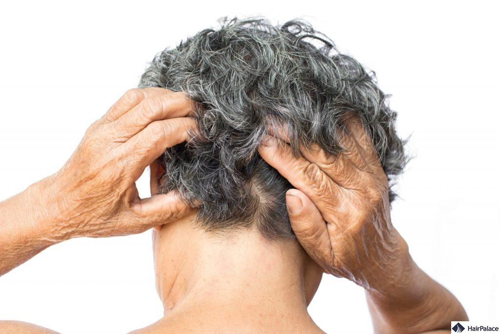 Un massaggio al cuoio capelluto per la crescita dei capelli può davvero funzionare?
