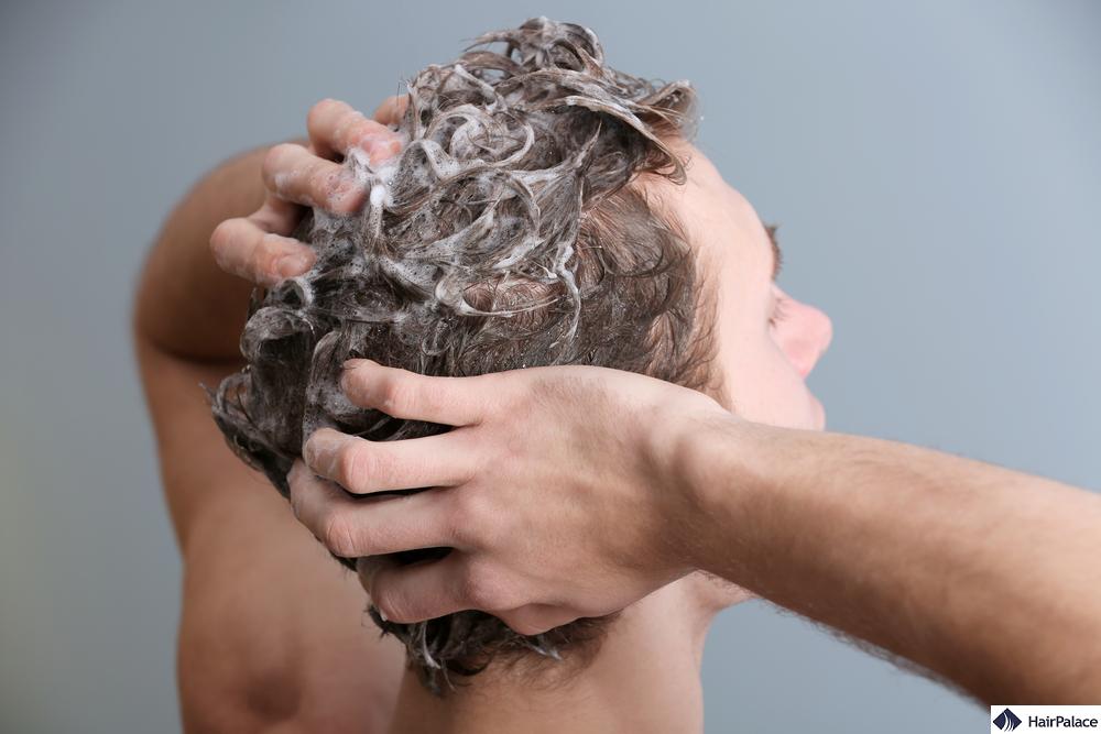 come usare l'olio di rosmarino per i capelli