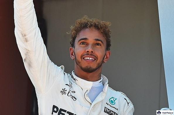 Lewis Hamilton con i capelli folti