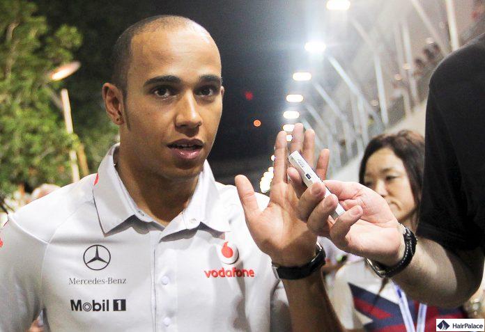 Lewis Hamilton con perdita di capelli all'attaccatura dei capelli