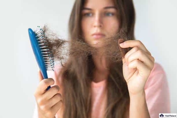 le pratiche aggressive di acconciatura dei capelli possono portare a un aumento della caduta dei capelli