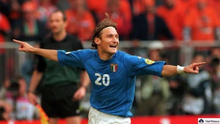 francesco totti con folti riccioli mentre era in servizio internazionale