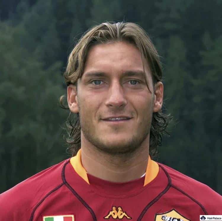 francesco totti con i capelli lunghi alla Roma