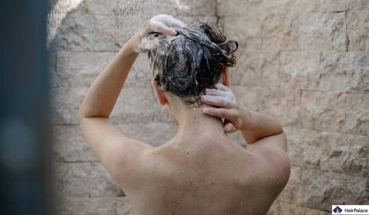 l'aumento della caduta dei capelli durante la doccia è uno dei segni comuni di caduta dei capelli